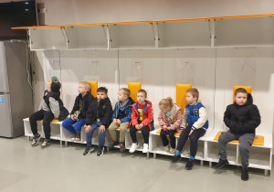 Dzieci zwiedzają szatnię klubu ŁKS