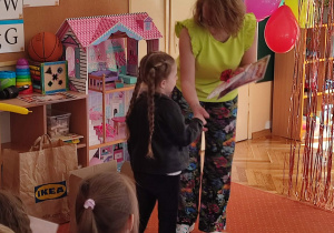 pani gratuluje dziewczynce