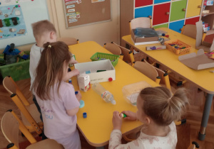 Dzieci wykonujące zabawkę