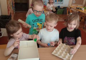 Dzieci z zabawkami