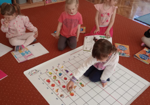 Dziewczynka pracująca z matą