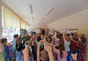 dzieci unoszą ręce