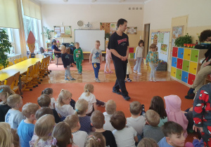 dzieci naśladują krok taneczny tancerza