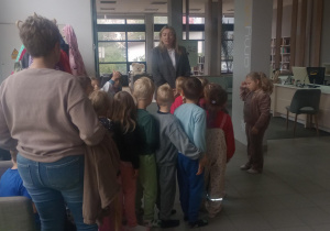 Dzieci są witane przez panią bibliotekarkę