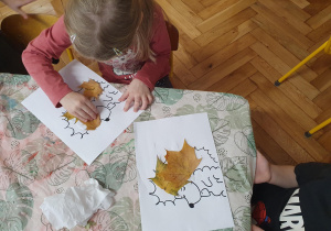 dziewczynka siedzi przy stoliku
