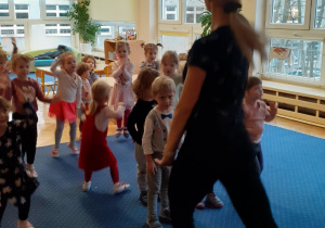 dzieci biorą udział w zajęciach tanecznych