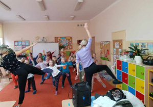 dzieci biorą udział w zajęciach tanecznych