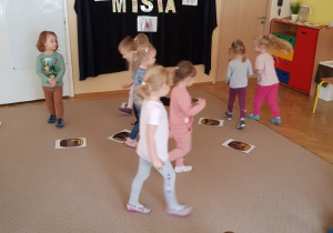 Dzieci biorą udział w Dniu Pluszowego Misia