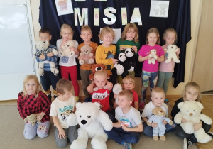 Dzieci biorą udział w Dniu Pluszowego Misia