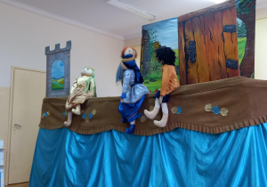 Dzieci biorą udział w teatrzyku