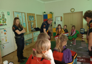 Dzieci biorą udział w zajęciach ze Strażą Miejską
