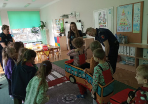 Dzieci biorą udział w zajęciach ze Strażą Miejską