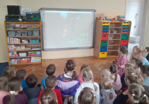 Dzieci biorą udział w zajęciach z programu Łódzkie Dwujęzyczne