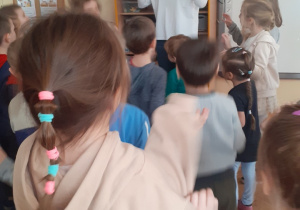 Dzieci biorą udział w zajęciach z programu Łódzkie Dwujęzyczne
