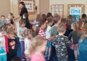 Dzieci biorą udział w zajęciach w ramach Międzynarodowego Programu Powszechnej Dwujęzyczności - Łódzkie Dwujęzyczne.
