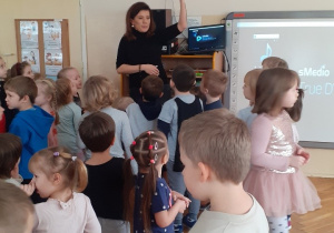 Dzieci biorą udział w zajęciach w ramach Międzynarodowego Programu Powszechnej Dwujęzyczności - Łódzkie Dwujęzyczne.