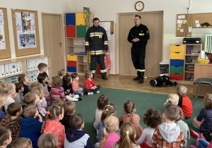 Dzieci biorą udział w spotkaniu ze Stażą Pożarną