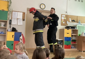 Dzieci biorą udział w spotkaniu ze Stażą Pożarną