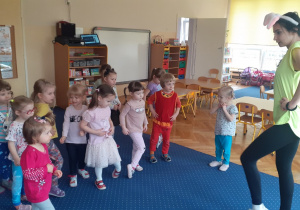 Dzieci biorą udział w zajęciach taneczno - rozwojowych.