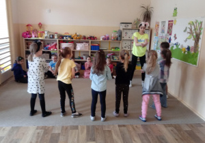 Dzieci biorą udział w zajęciach taneczno - rozwojowych.