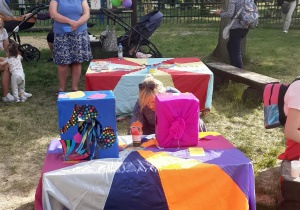 Dzieci i rodzice biorą udział w Pikniku Rodzinnym
