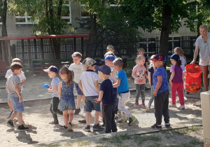 Dzieci biorą udział w Dniu Sportu