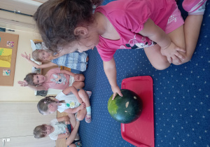 Dzieci oglądają arbuza