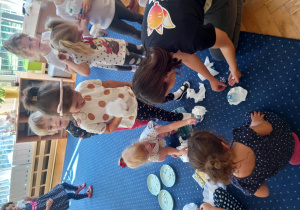 Z okazji Święta Kropki Dzieci uczestniczyły w warsztatach z bańkami. To była fantastyczna zabawa:)