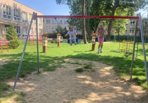 Dzieci uczestniczyły w zabawach w ogrodzie przedszkolnym.