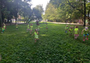 Dzieci bawią się w parku