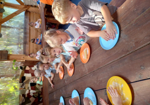 Dzieci spędzają czas na wycieczce w Michałówce