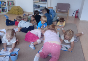 Dzieci biorą udział w warsztatach czytelniczych