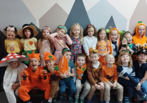 dzieci z grupy Gwiazdki na wspólnym zdjęciu w strojach jesiennych