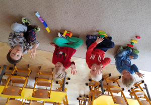 dzieci podczas zabaw matematycznych z wykorzystaniem klocków