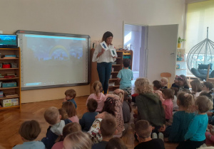 dzieci biorą udział w zajęciach Łódzkie Dwujęzyczne
