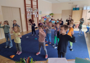 dzieci w trakcie zajęć tanecznych
