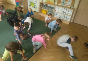dzieci w trakcie zajęć tanecznych