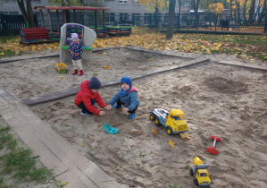 dzieci w trakcie zabaw w ogrodzie przedszkolnym