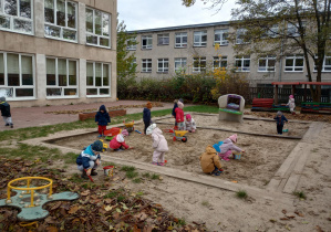 dzieci w trakcie zabaw w ogrodzie przedszkolnym