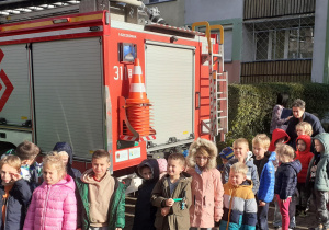 zdjęcie dzieci przy wozie strażackim