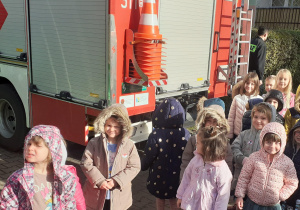 zdjęcie dzieci przy wozie strażackim