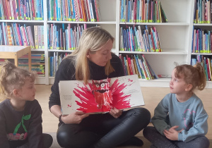 Pani Bibliotekarka czyta dzieciom książkę