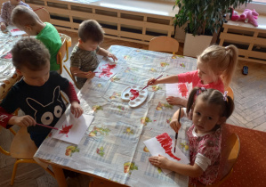 dzieci malują flagę