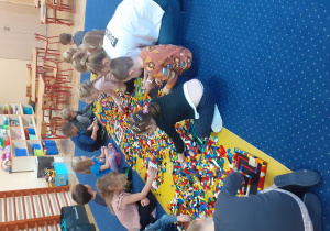 dzieci w trakcie warsztatów z klockami Lego