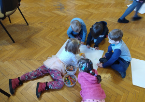 dzieci rysują
