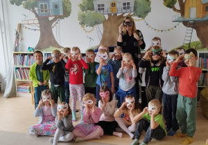 dzieci pozują do zdjęcia w samodzielnie wykonanych maskach