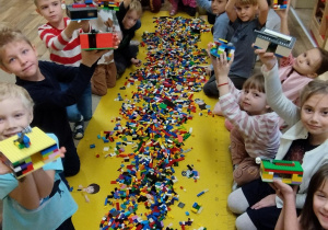 dzieci prezentują swoje budowle Lego