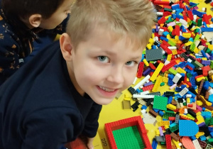 dzieci budują z klocków Lego