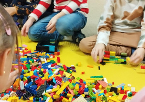 dzieci budują z klocków Lego