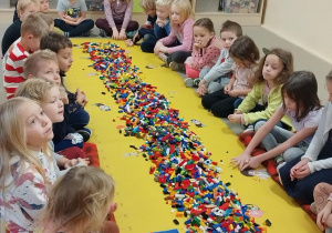 dzieci w trakcie warsztatów z klockami Lego